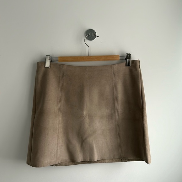 Aritzia Babaton Hopper Skirt (Simili Suède) - Picture 1 of 3